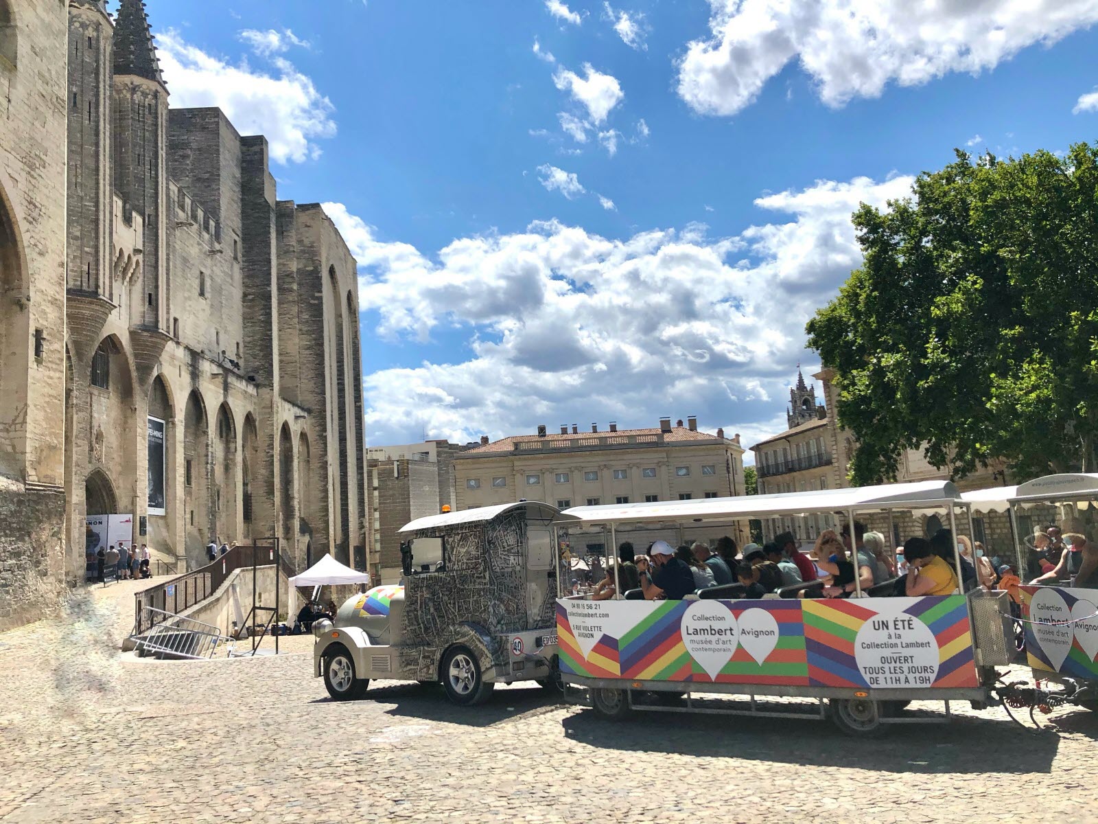 a avignon le petit train touristique a repris du service il sillonne chaque jour la cite des papes photo le dl marie roussier 1629723262